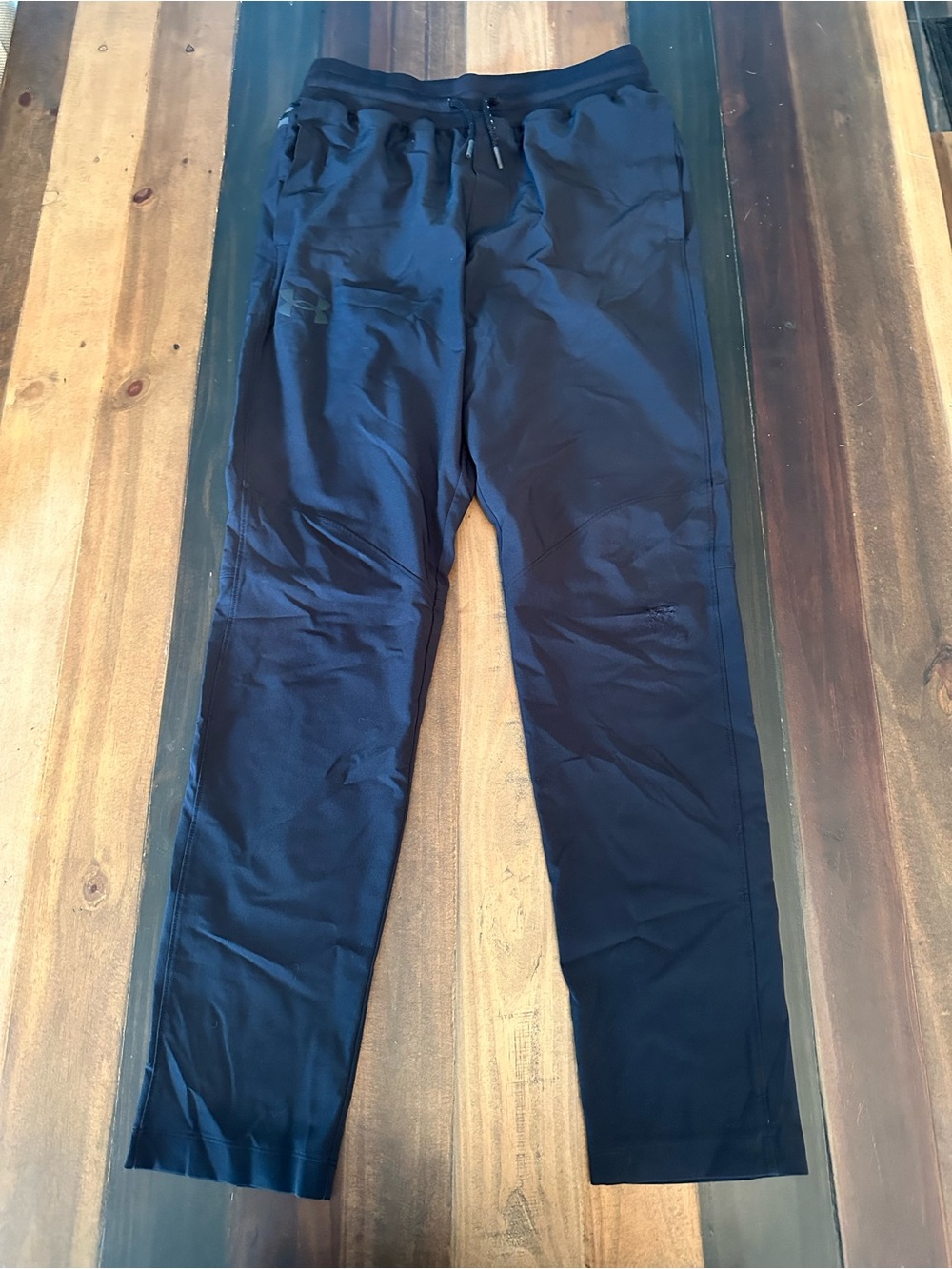 Under Armour Men's Black Athletic Joggers/ flawed: hole left knee.